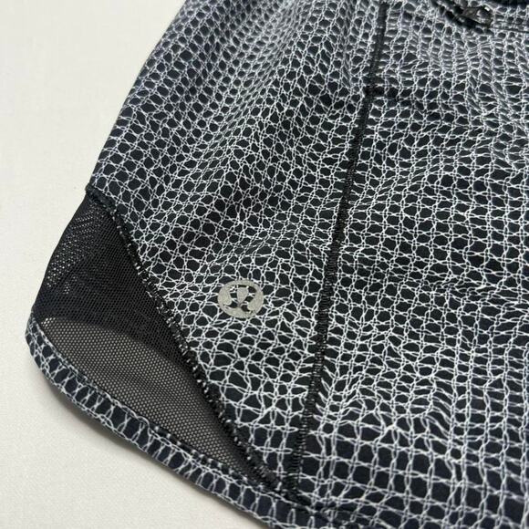 Lululemon Patterned Hotty Hot Low Rise Black Shorts Womens Size 8 Outdoors Run - Picture 3 of 5